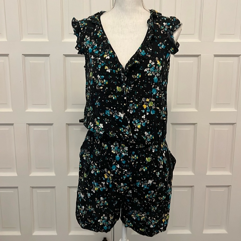 Sleeveless floral ruffled romper with pockets
